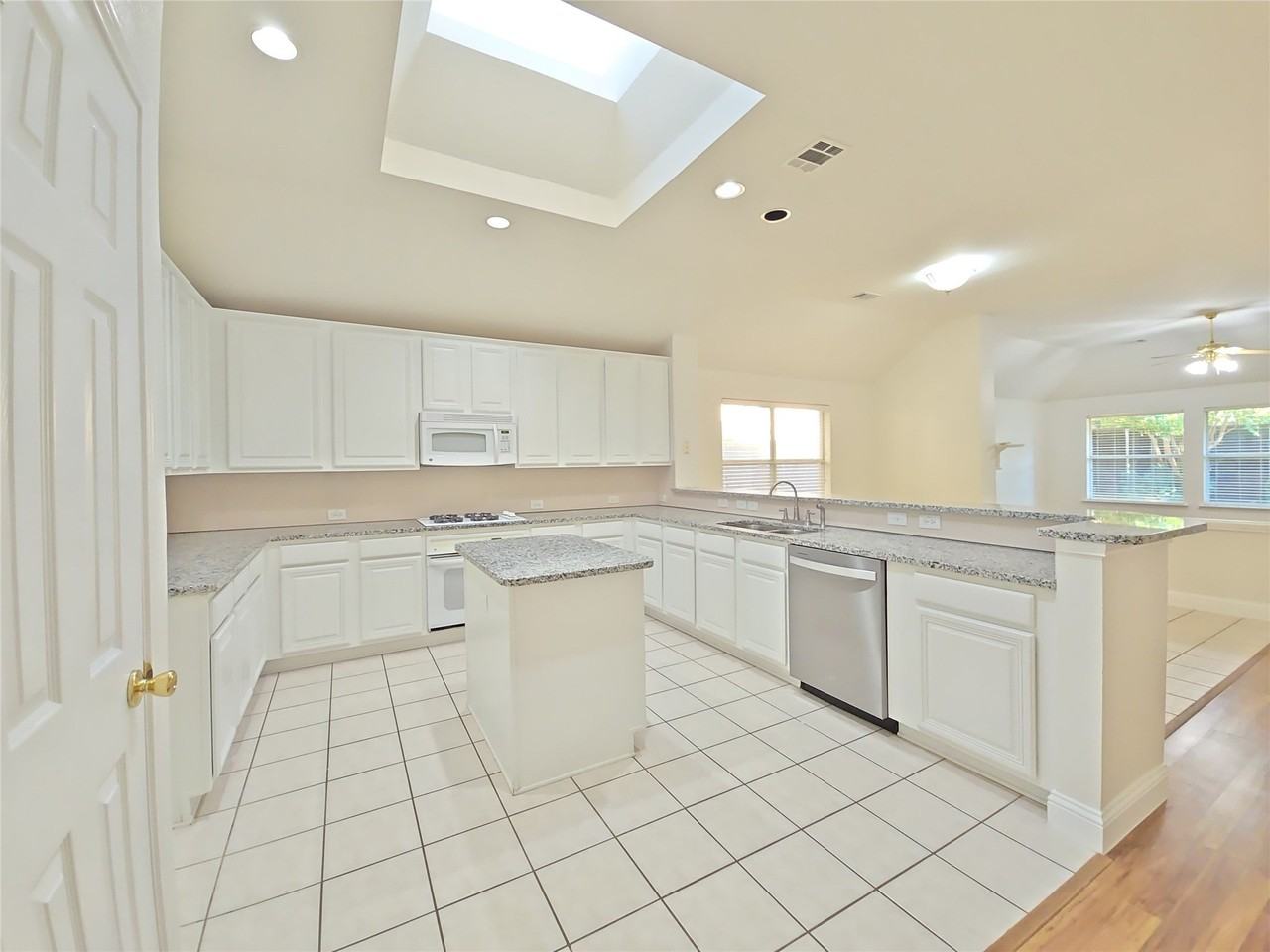 2424 Brycewood Ln - Photo 6 of 29