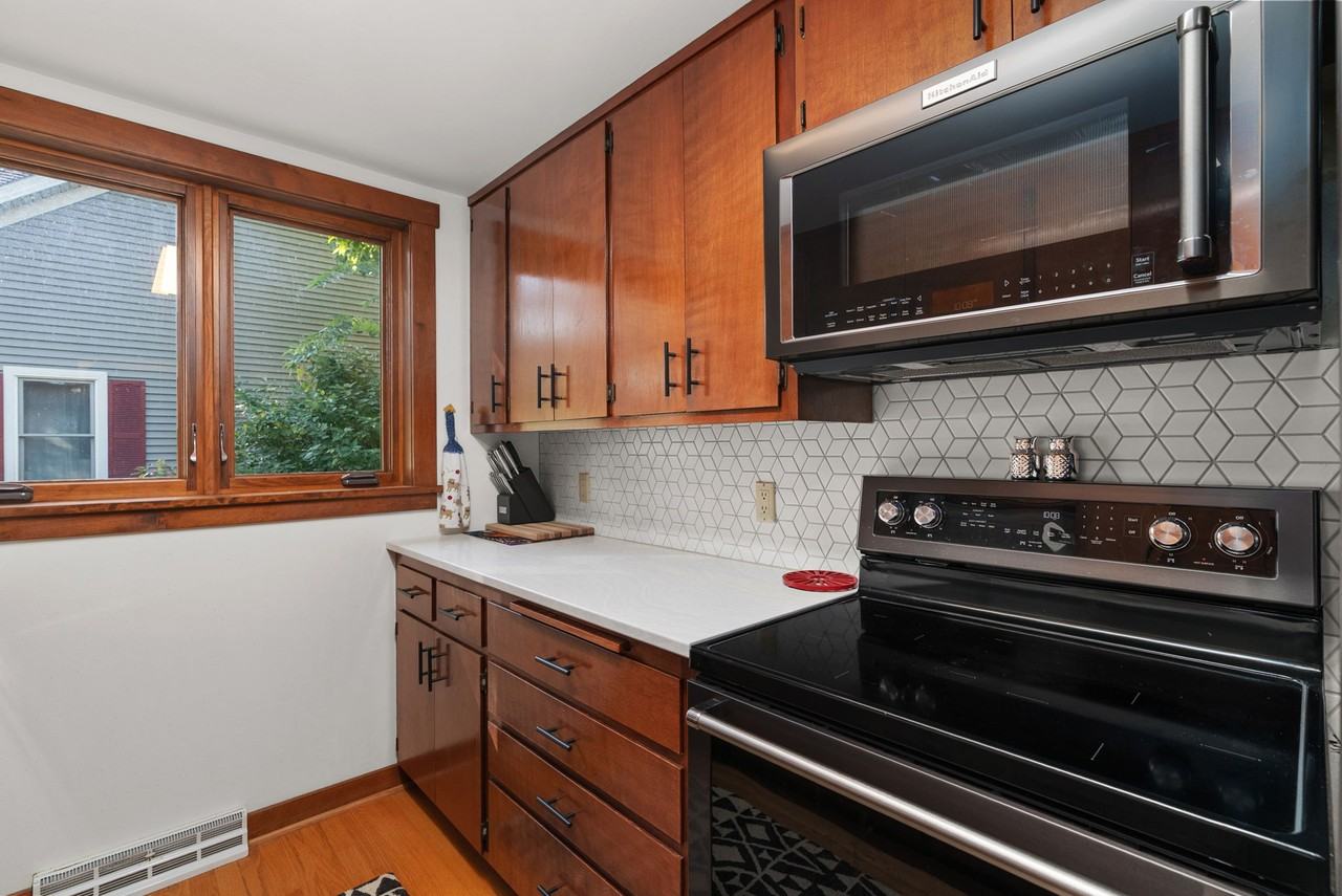 1018 Shorewood Blvd #1 - Photo 6 of 18
