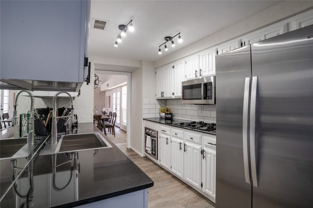 3313 Carriage Ln - Photo 4 of 13
