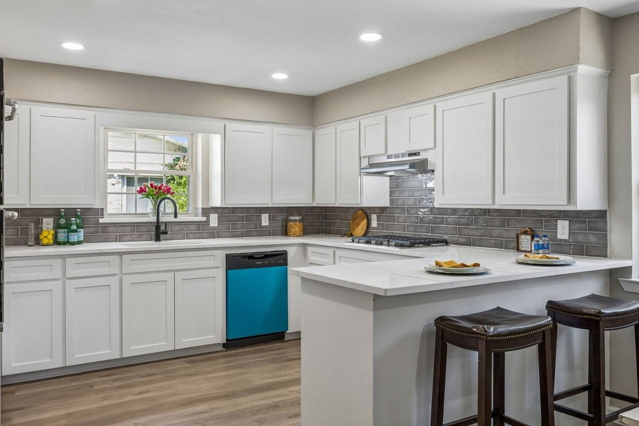 1725 Bardfield Ave - Photo 7 of 12