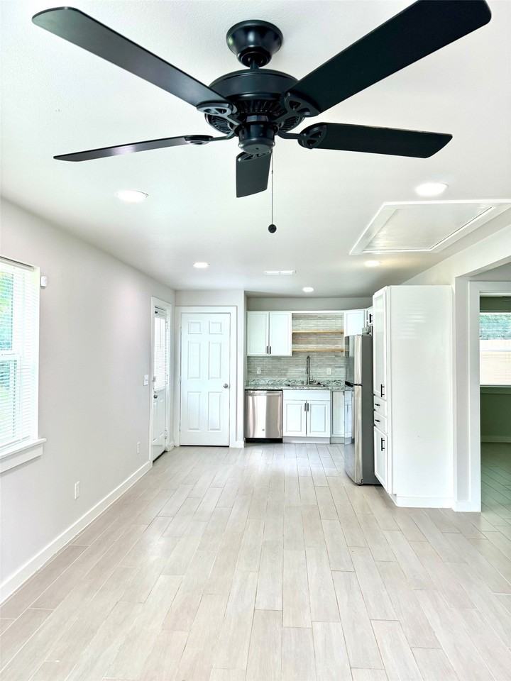 1903 Shawnee St #B - Photo 4 of 12
