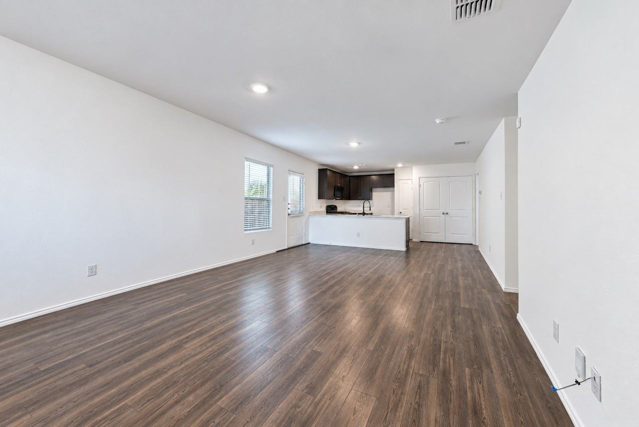 1422 Southwell Dr - Photo 2 of 24