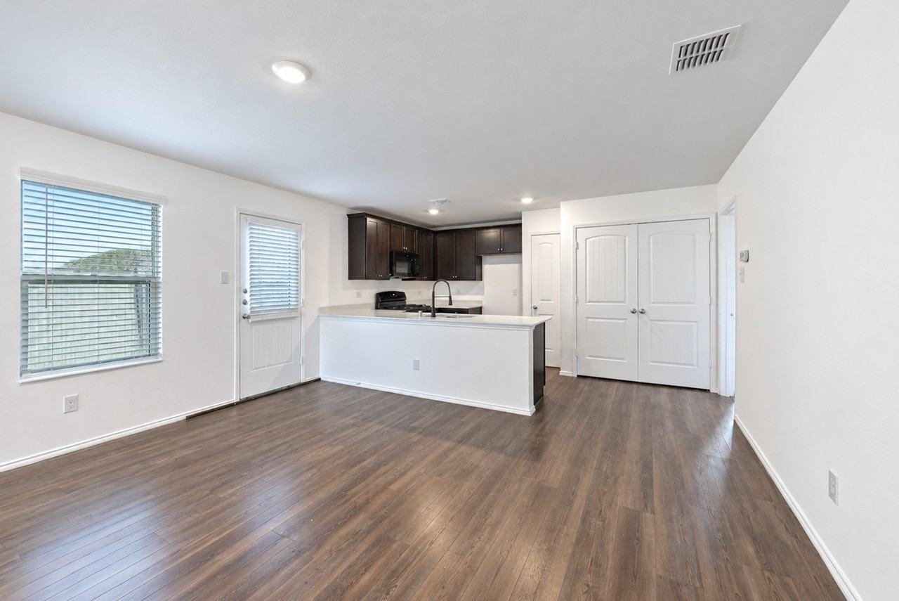1422 Southwell Dr - Photo 3 of 24