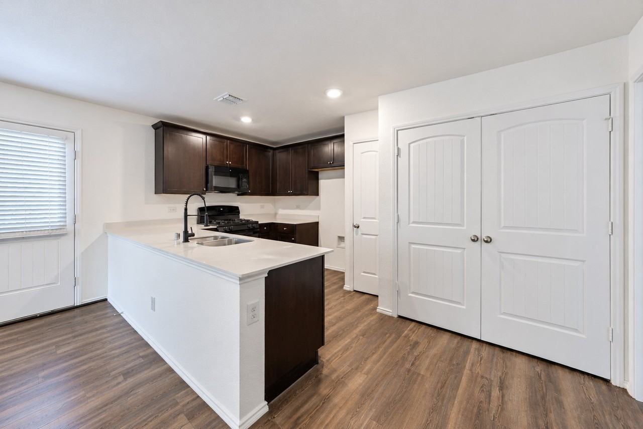 1422 Southwell Dr - Photo 4 of 24