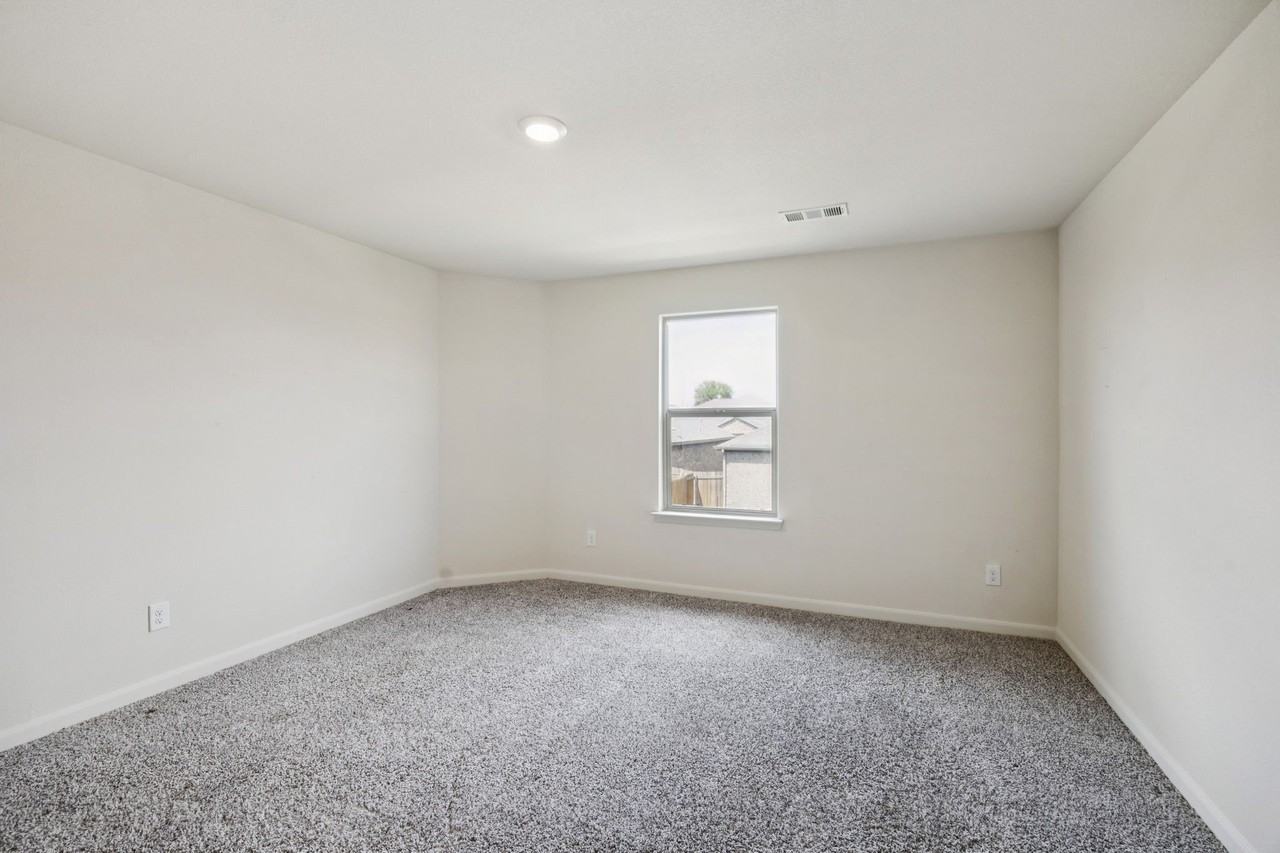 817 Mallorie Ln - Photo 3 of 10