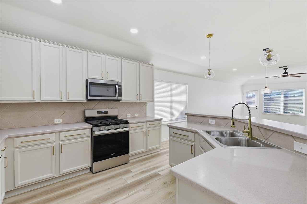 10709 Nantucket Dr - Photo 3 of 24