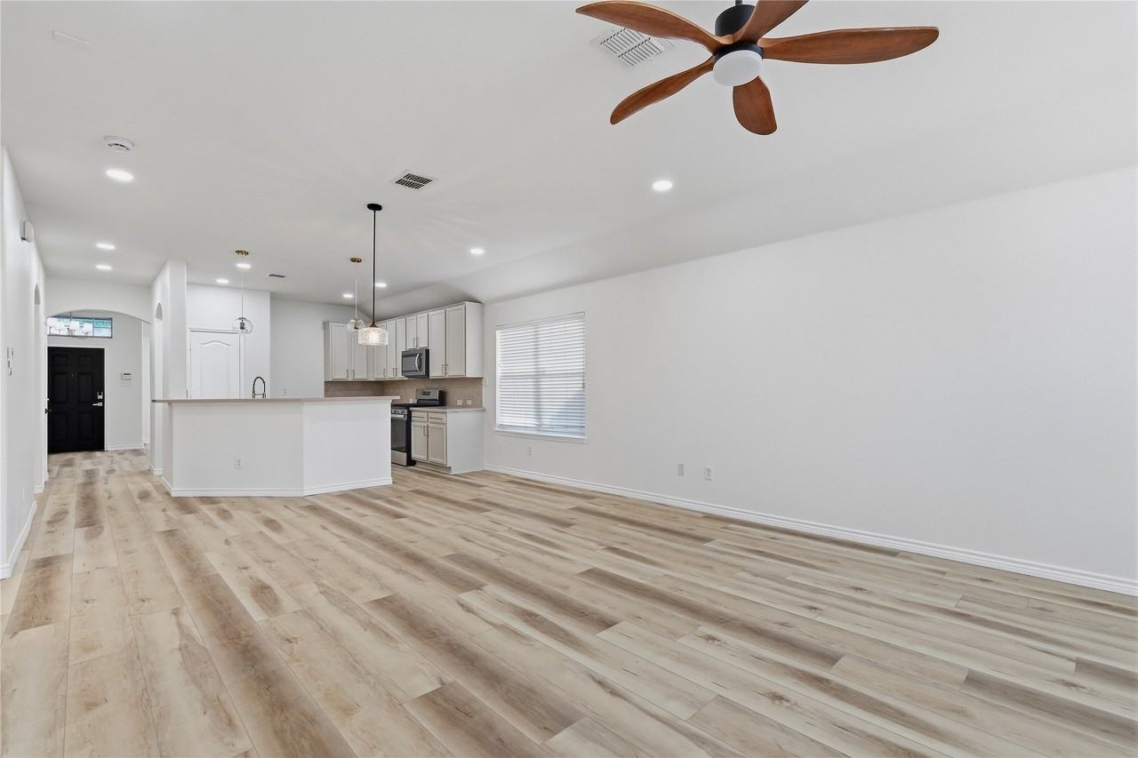 10709 Nantucket Dr - Photo 4 of 24