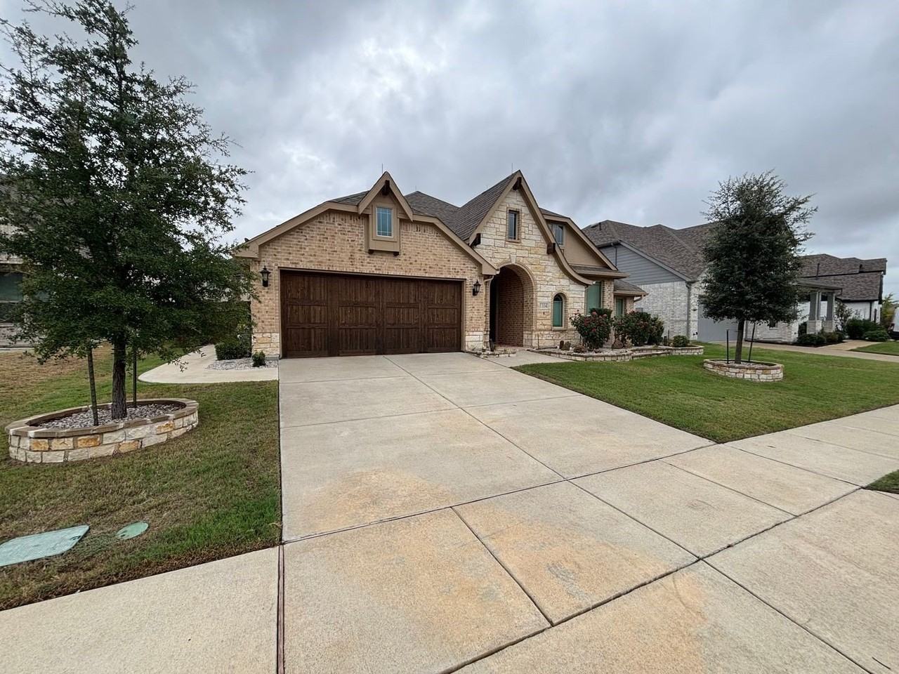 1104 Canterbury Ln - Photo 2 of 36