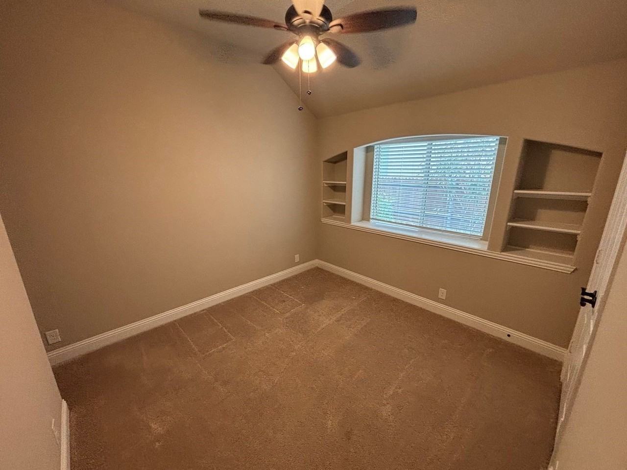 1104 Canterbury Ln - Photo 3 of 36