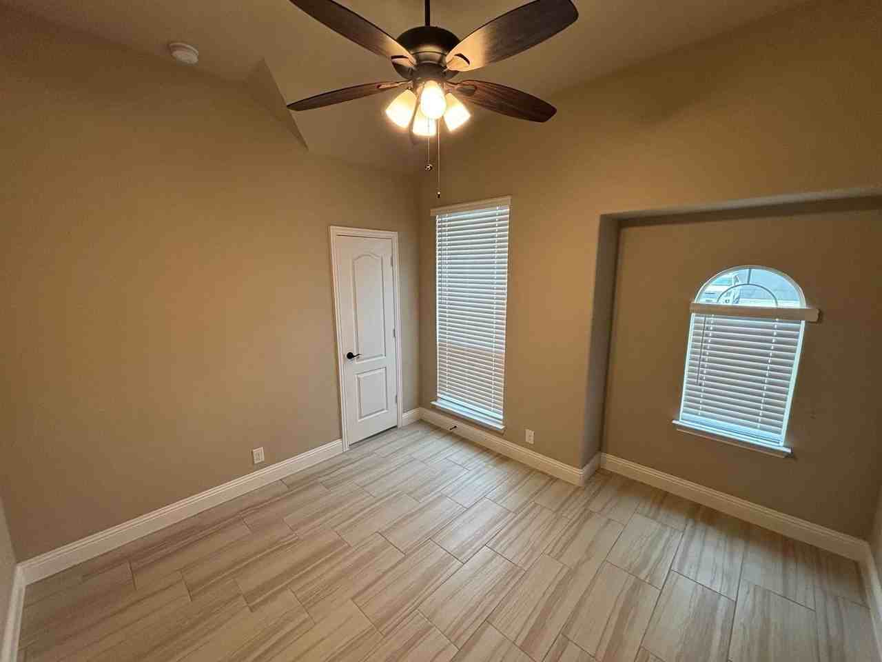1104 Canterbury Ln - Photo 4 of 36