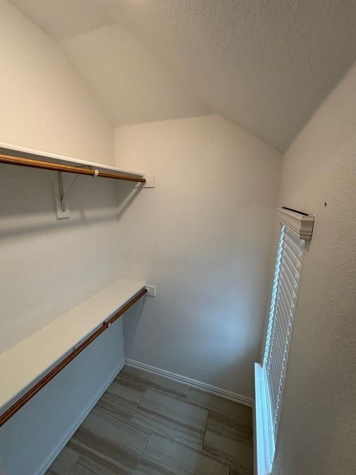 1104 Canterbury Ln - Photo 5 of 36