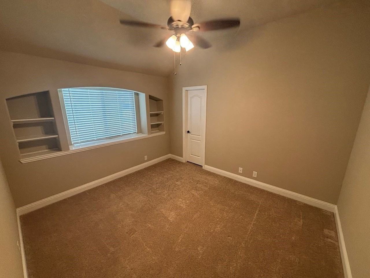 1104 Canterbury Ln - Photo 6 of 36