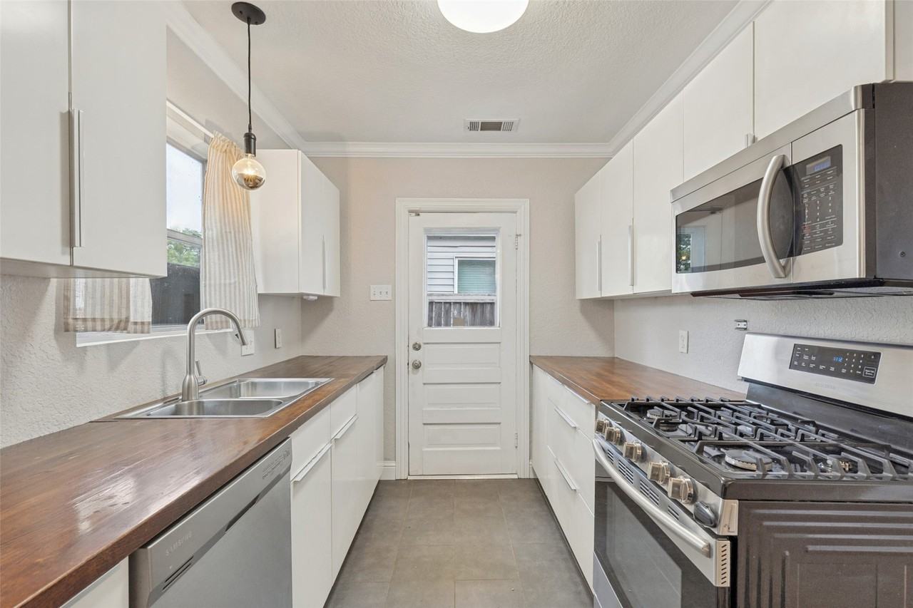 8714 Forest Hills Blvd - Photo 3 of 23