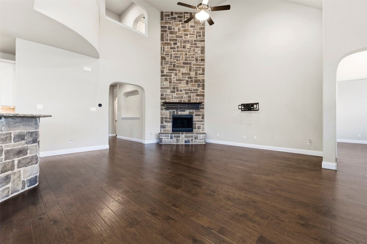 421 Summer Grove Dr - Photo 4 of 40