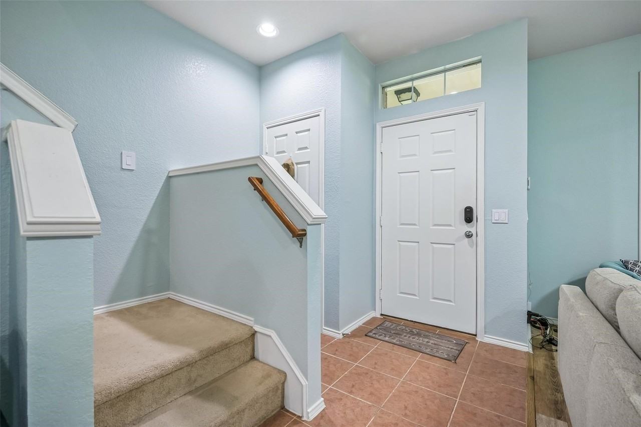 2209 Stonepark Pl - Photo 2 of 23