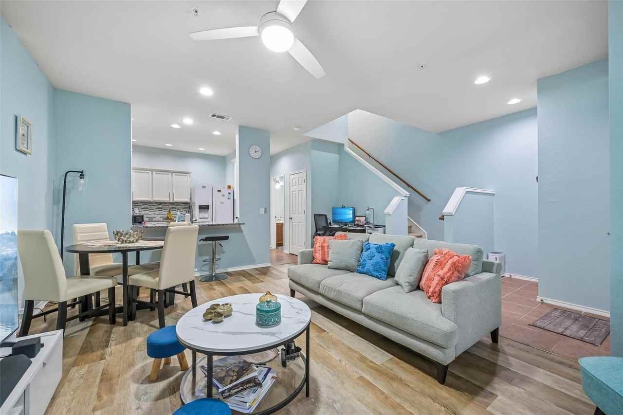 2209 Stonepark Pl - Photo 4 of 23