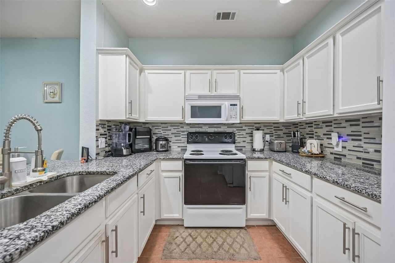 2209 Stonepark Pl - Photo 7 of 23