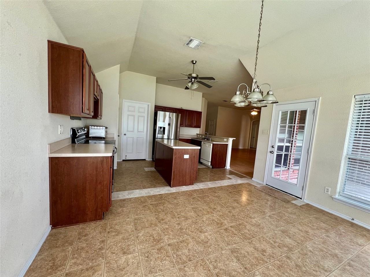 1801 Kathryn Ct - Photo 3 of 14