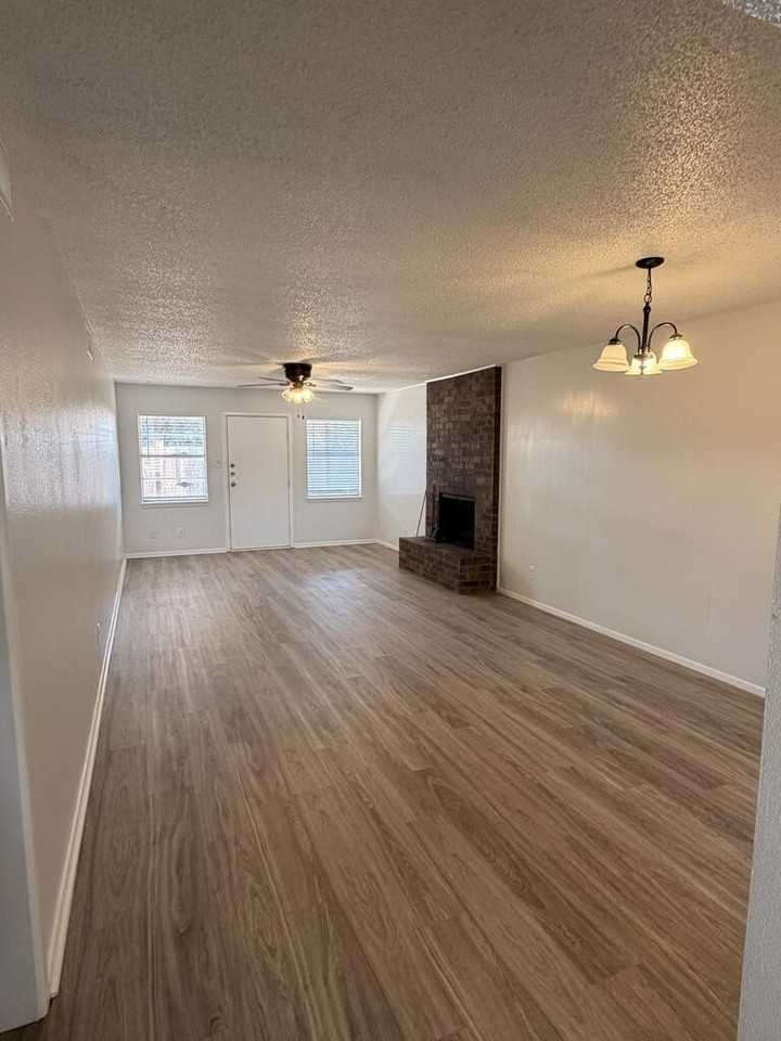 1315 Tanglewood Ln - Photo 2 of 11