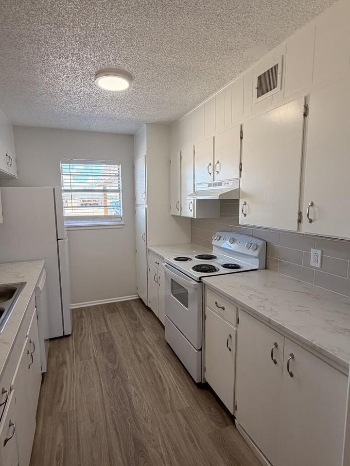 1315 Tanglewood Ln - Photo 3 of 11