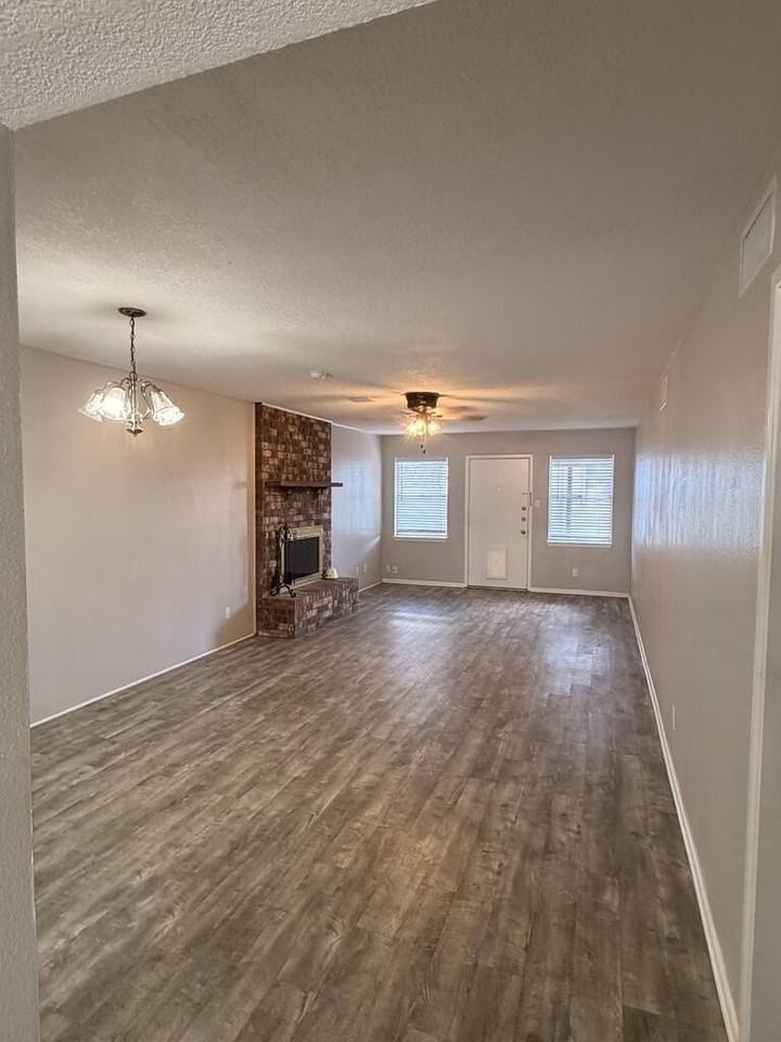 1317 Tanglewood Ln - Photo 2 of 11