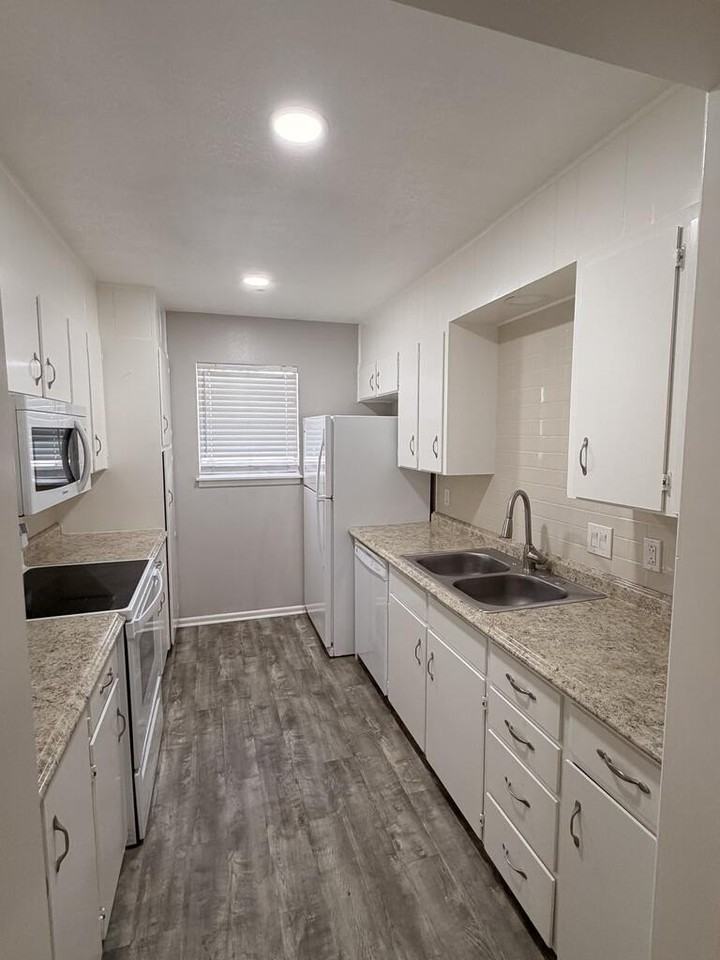 1317 Tanglewood Ln - Photo 3 of 11