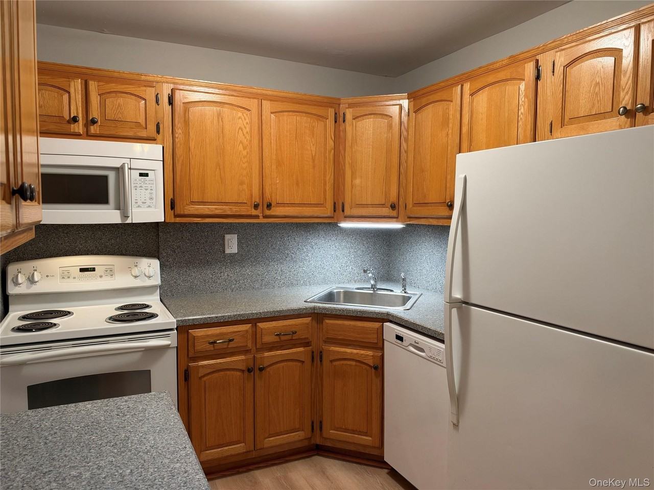 405 Woodbridge Dr ##D - Photo 5 of 20