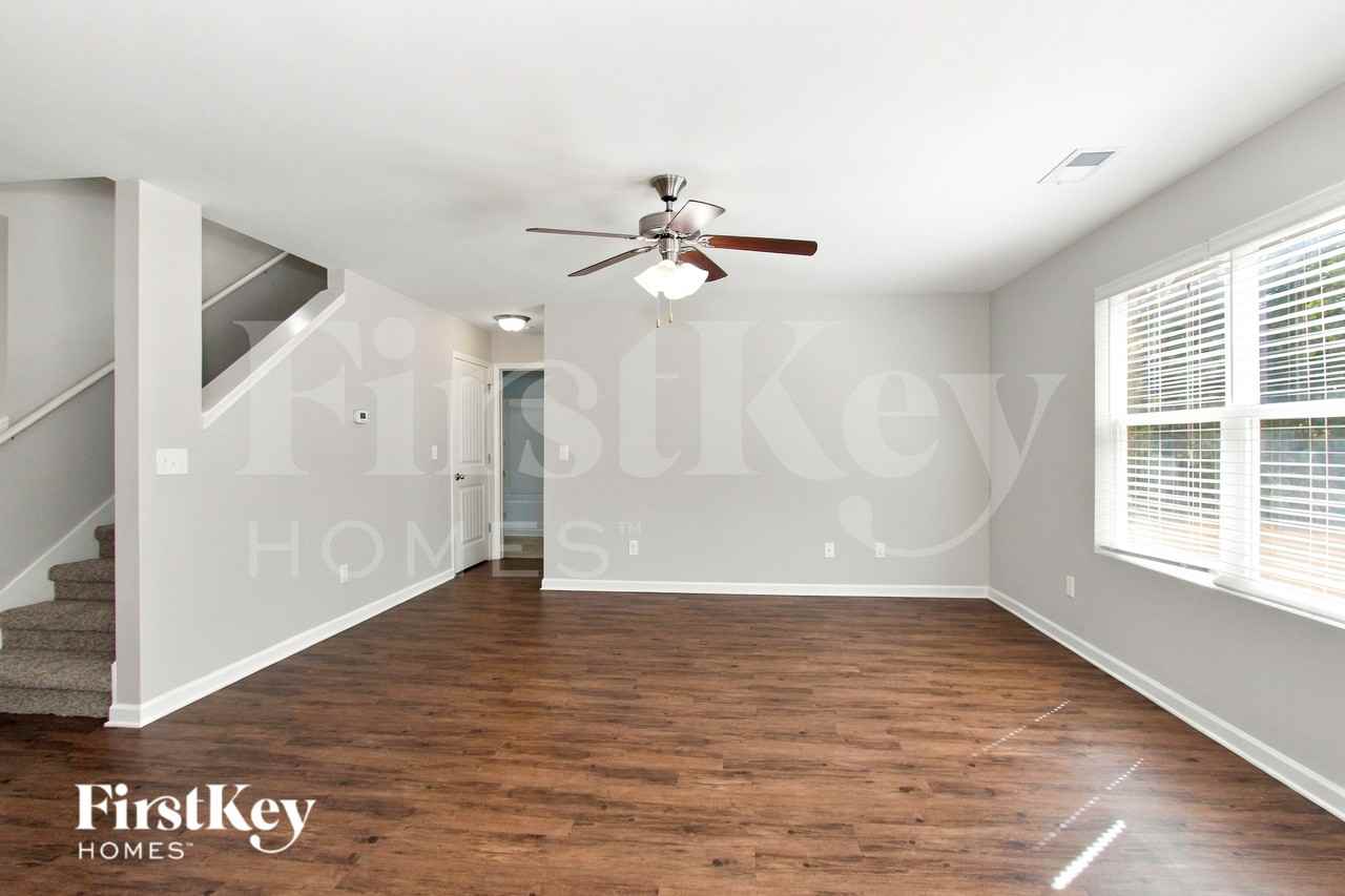 852 Huntington Trce - Photo 2 of 19