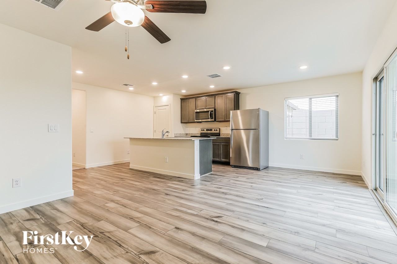 1051 W 20th St - Photo 4 of 16