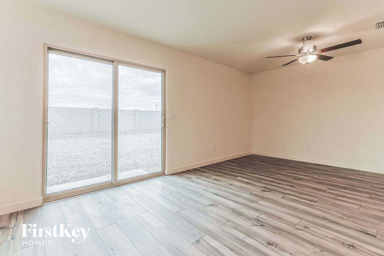 1051 W 20th St - Photo 5 of 16