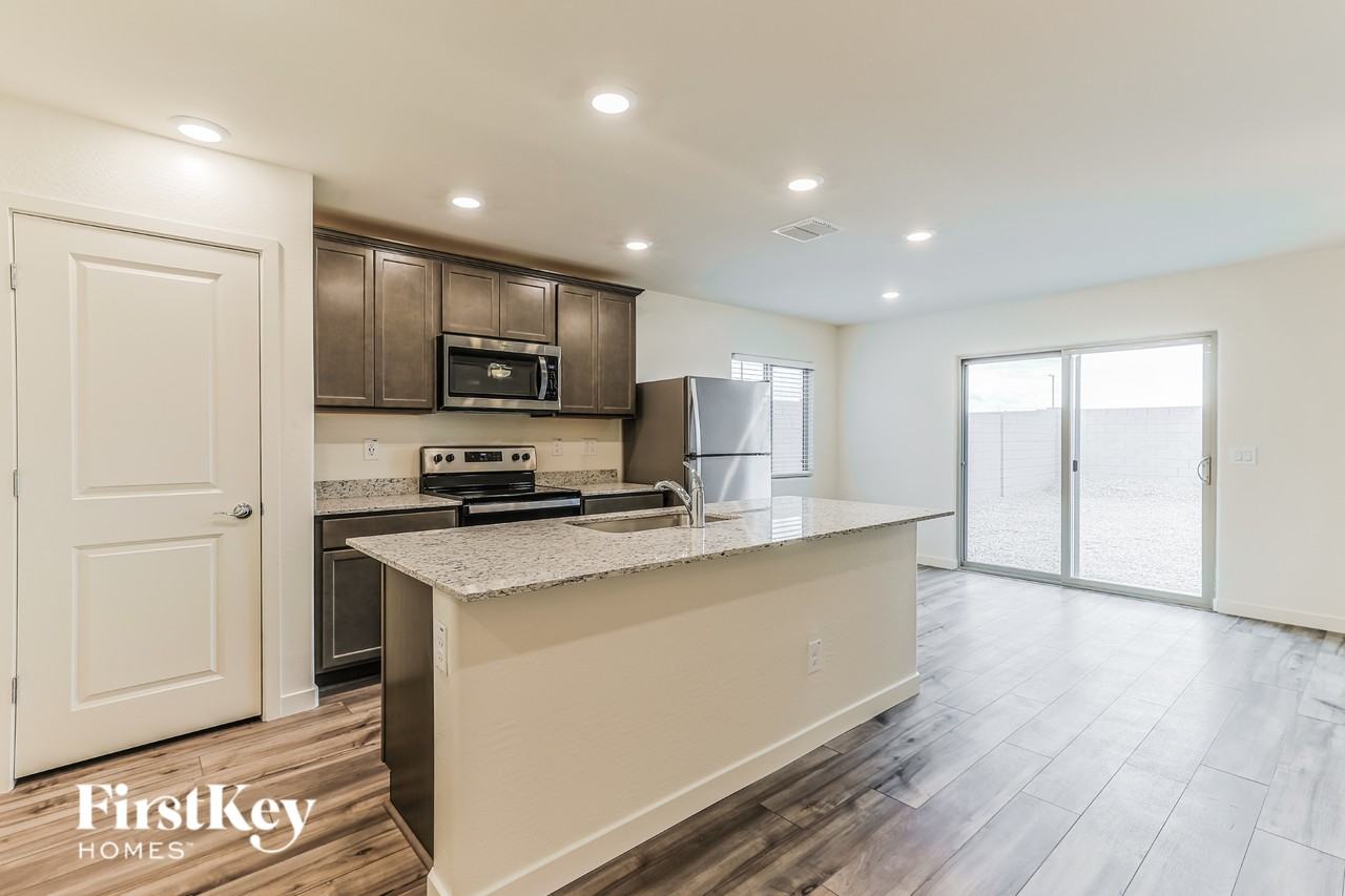1051 W 20th St - Photo 6 of 16
