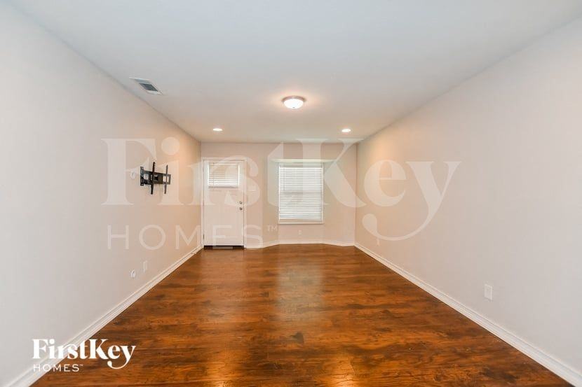 1718 Whiteoak Dr - Photo 4 of 15