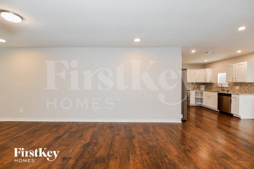 1718 Whiteoak Dr - Photo 5 of 15