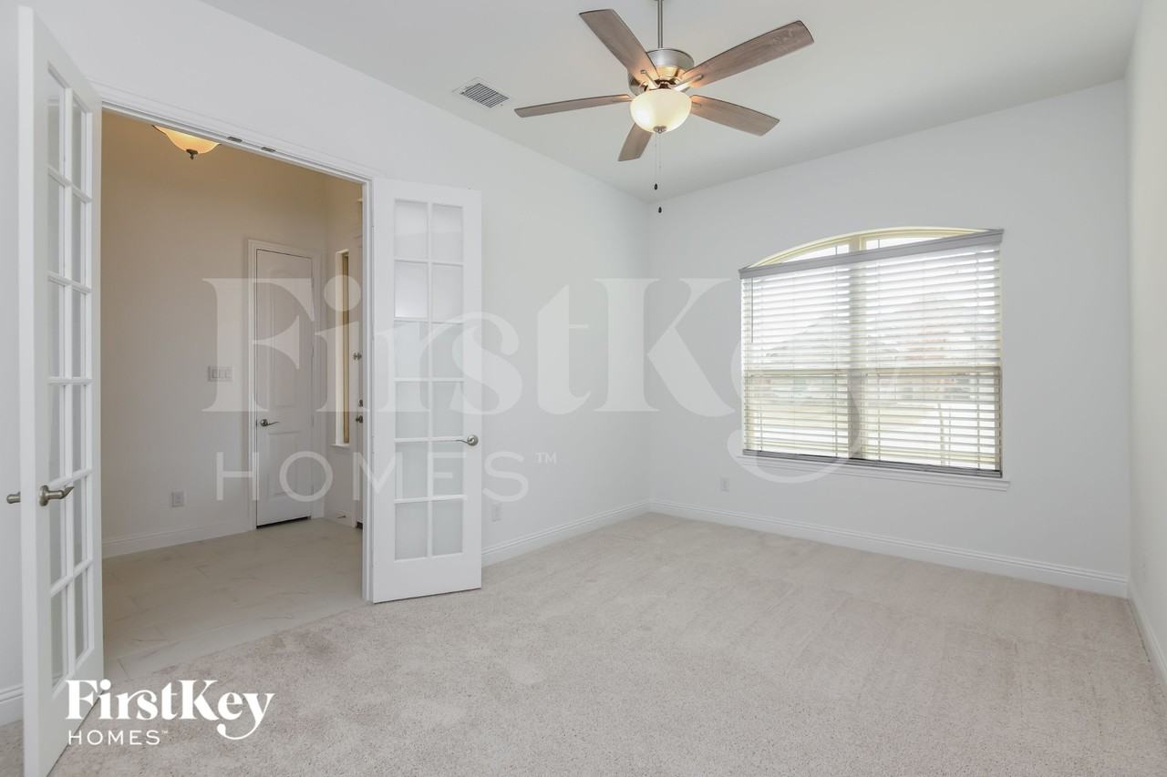 2916 Kirkwood Dr - Photo 2 of 14
