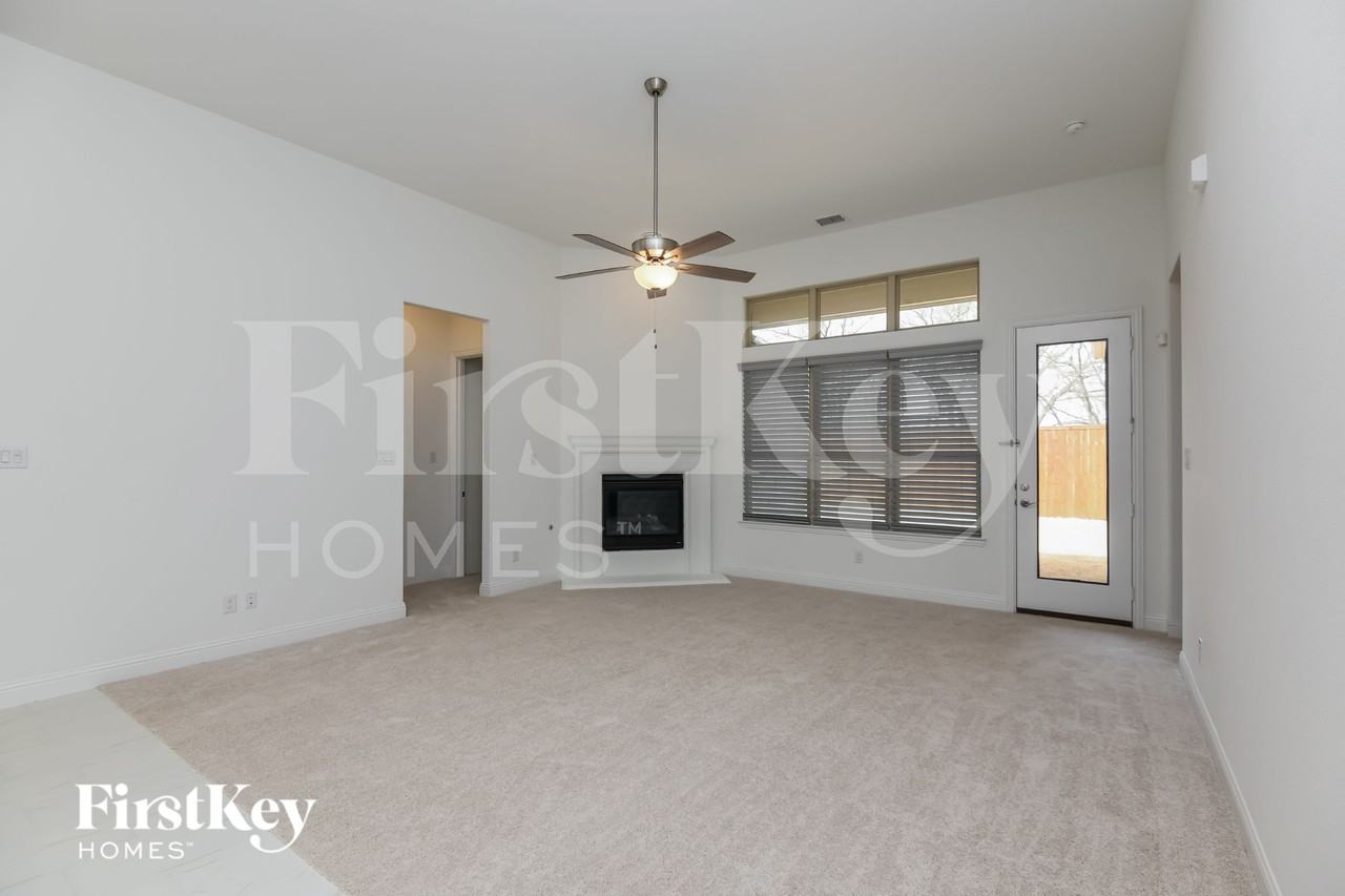 2916 Kirkwood Dr - Photo 3 of 14