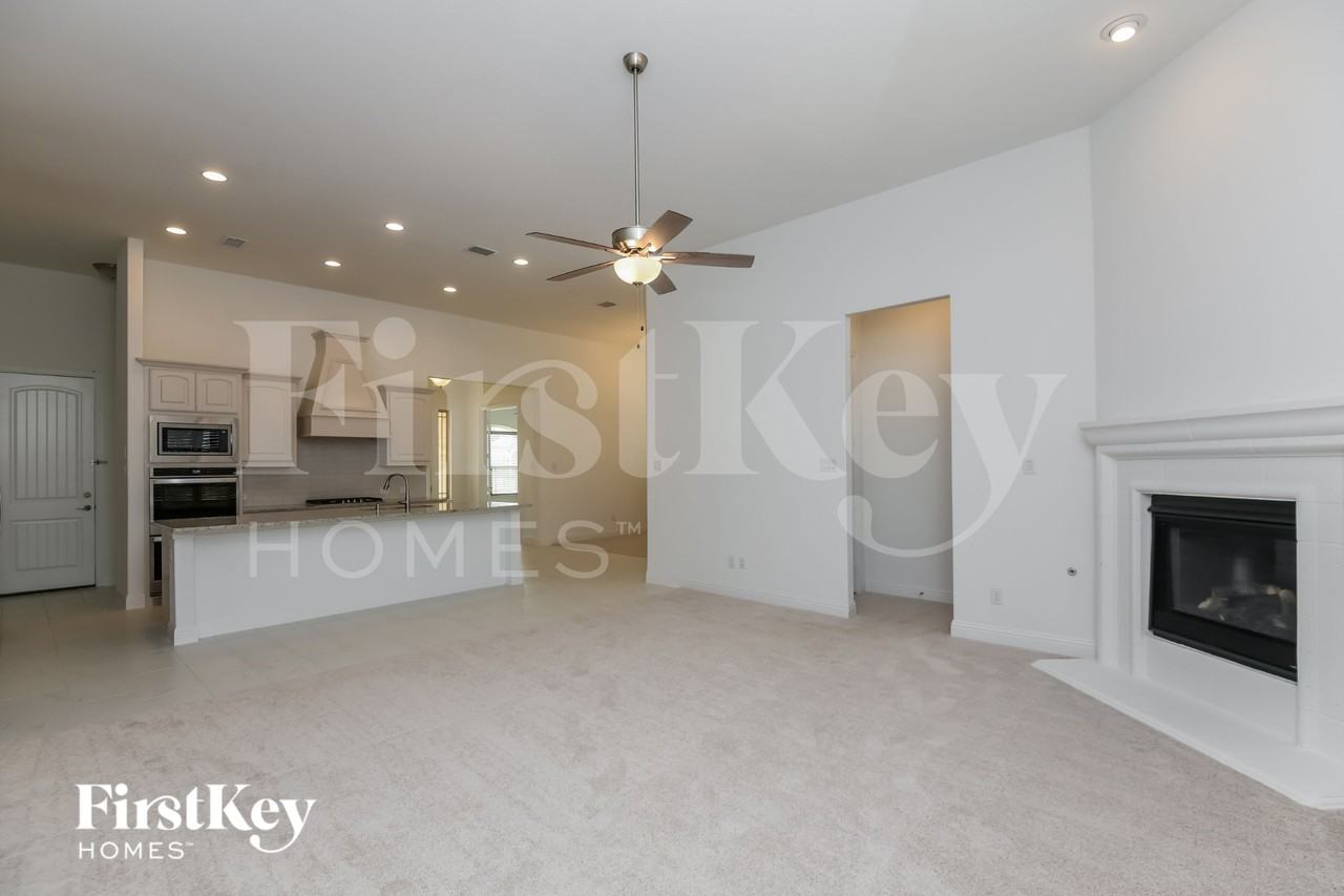 2916 Kirkwood Dr - Photo 4 of 14