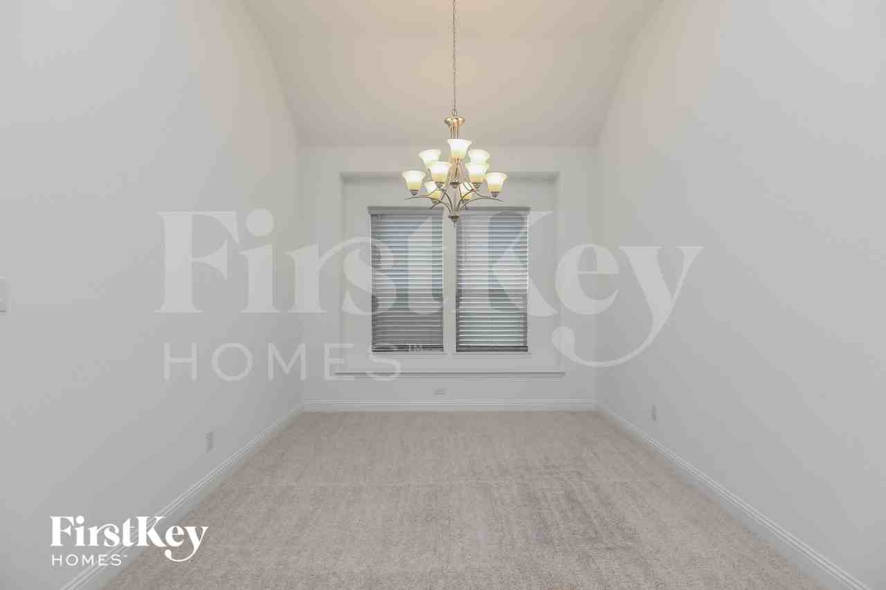 2916 Kirkwood Dr - Photo 5 of 14
