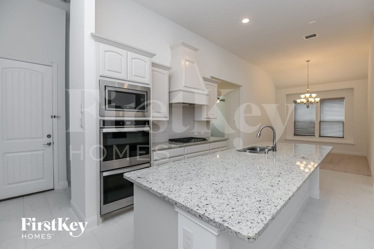 2916 Kirkwood Dr - Photo 6 of 14