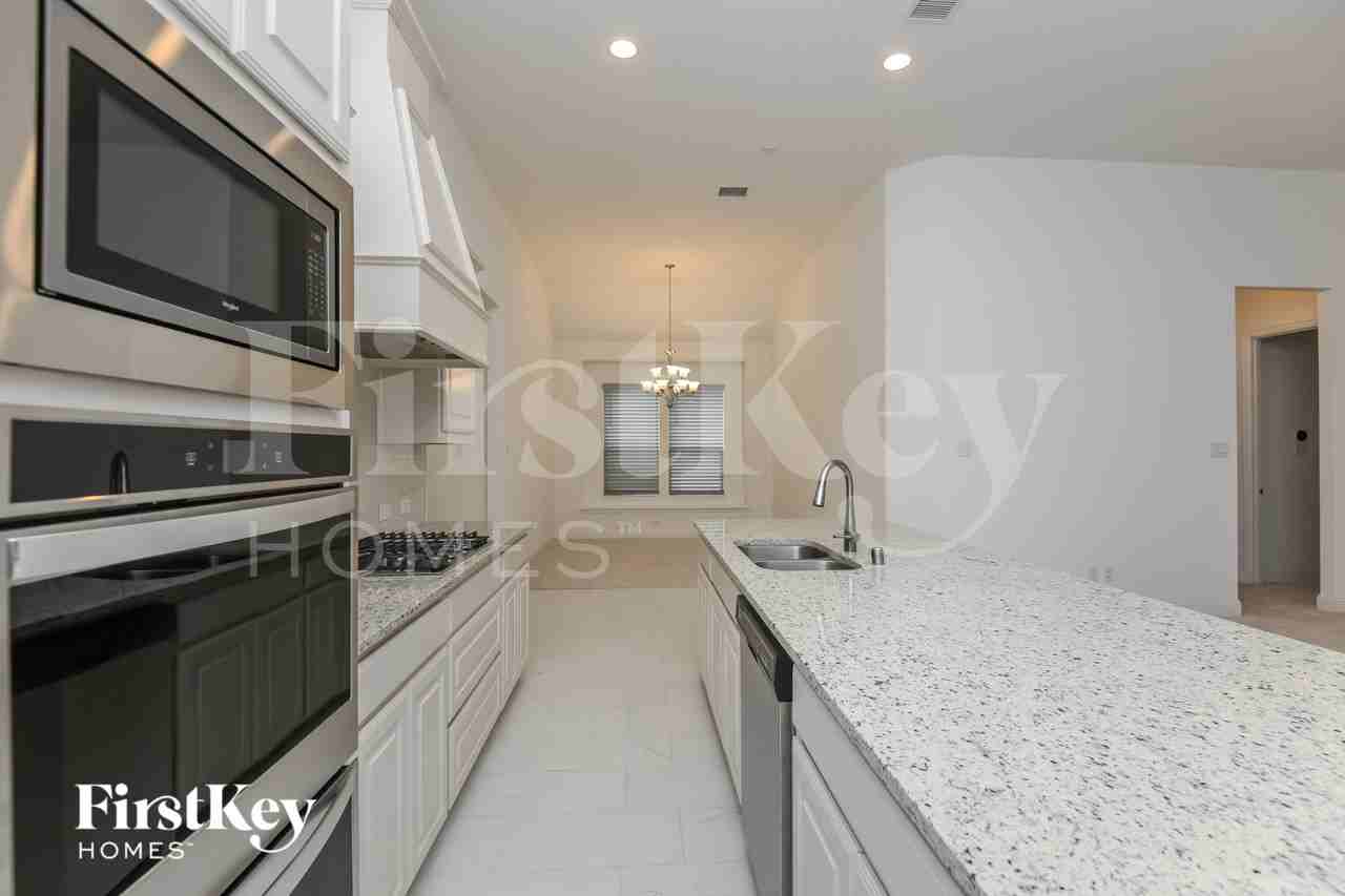 2916 Kirkwood Dr - Photo 7 of 14