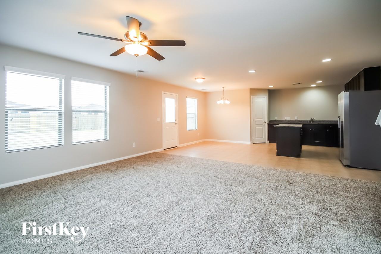 926 Canyon Hill Ln - Photo 2 of 15