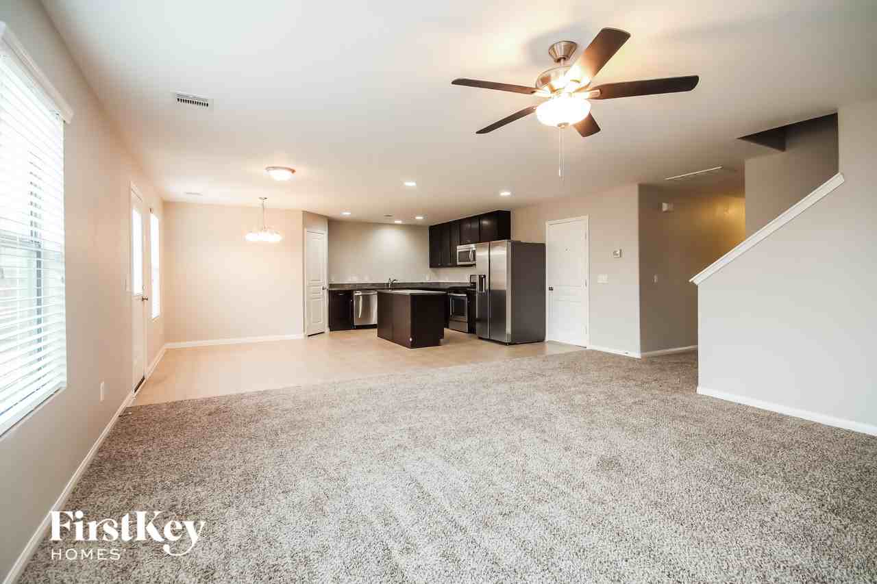 926 Canyon Hill Ln - Photo 3 of 15