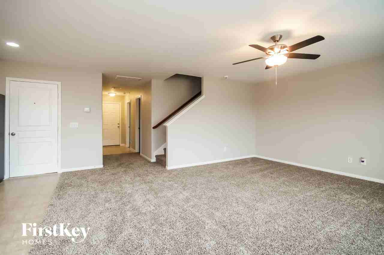 926 Canyon Hill Ln - Photo 4 of 15