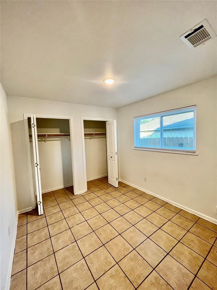 1413 Rutland Dr - Photo 4 of 30