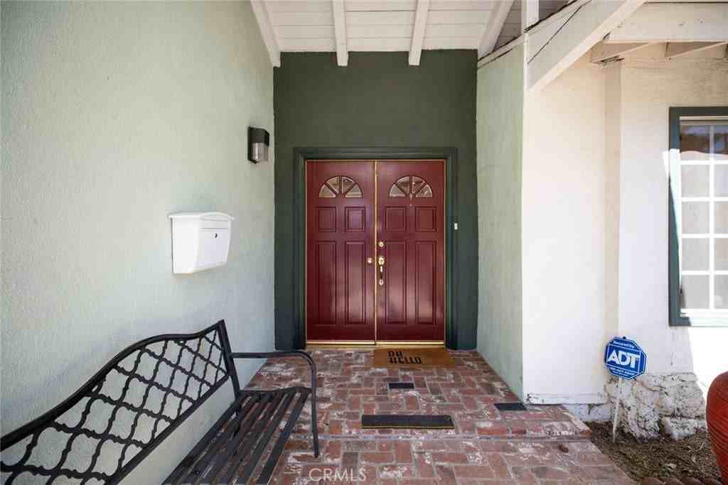 18119 Calvert St - Photo 4 of 37