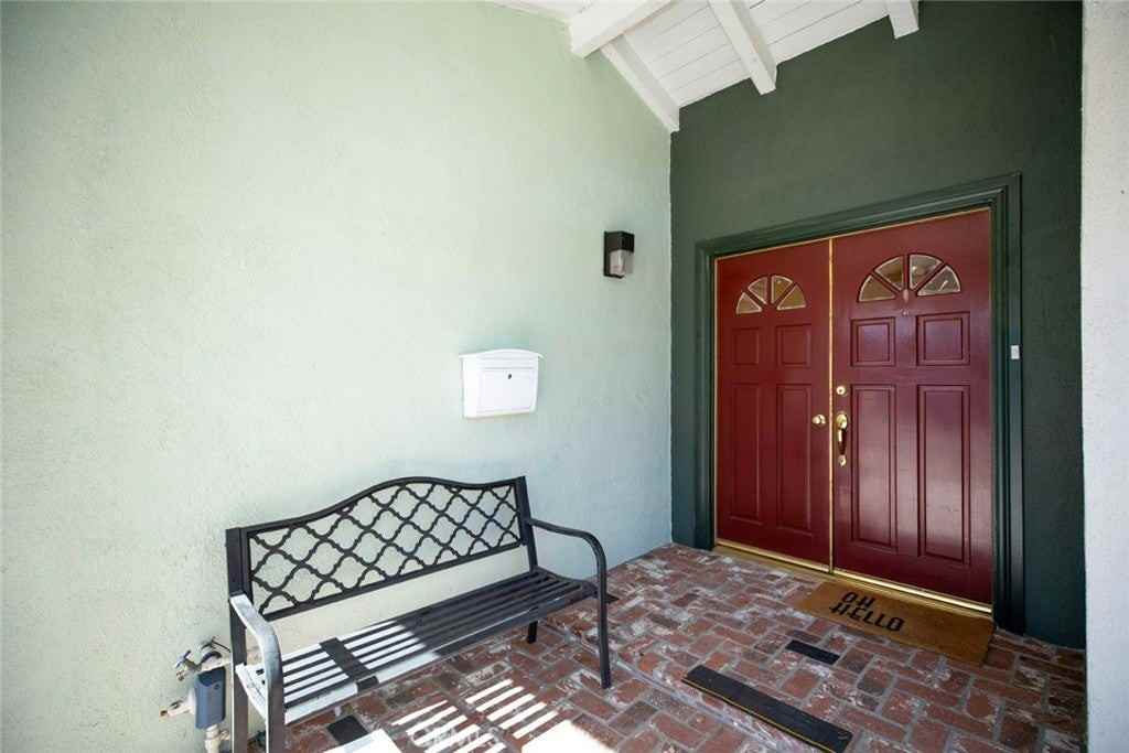 18119 Calvert St - Photo 5 of 37