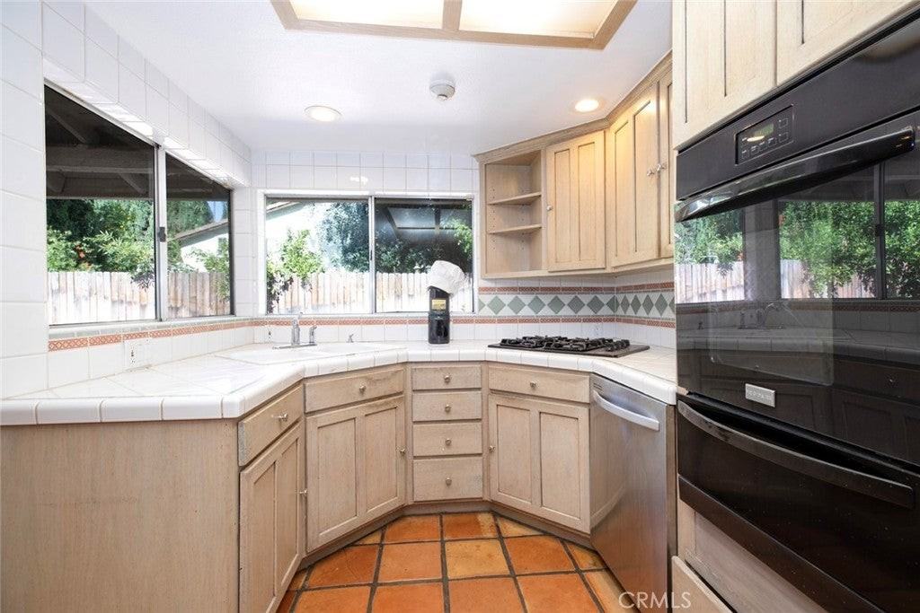 18119 Calvert St - Photo 6 of 37