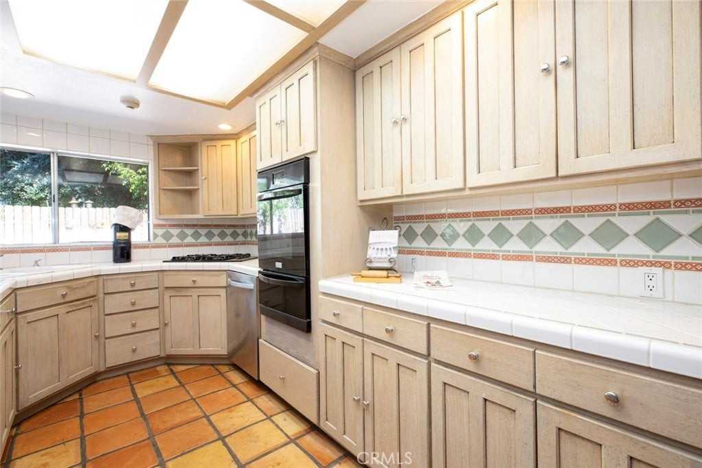 18119 Calvert St - Photo 7 of 37
