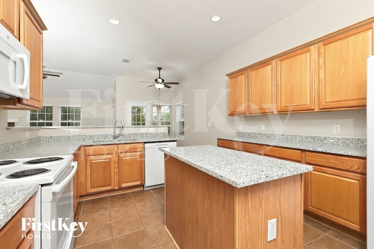 13701 Laramie Hl - Photo 5 of 17
