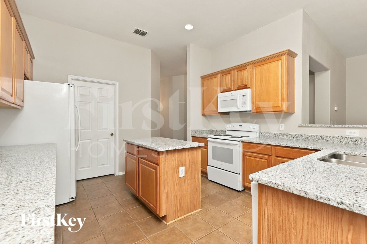 13701 Laramie Hl - Photo 6 of 17