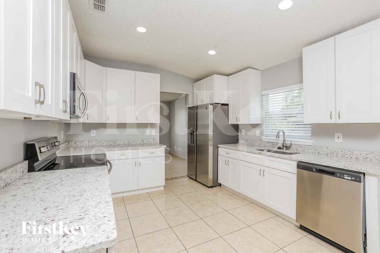 1739 Crowned Ave - Photo 6 of 16